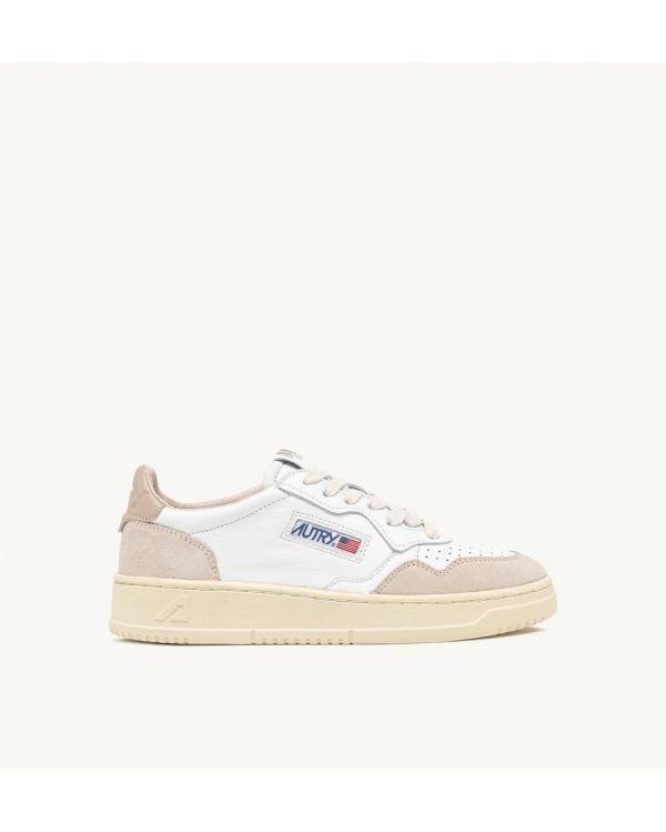 SNEAKERS MEDALIST LOW MAN DAIM WHITE AND BEIGE