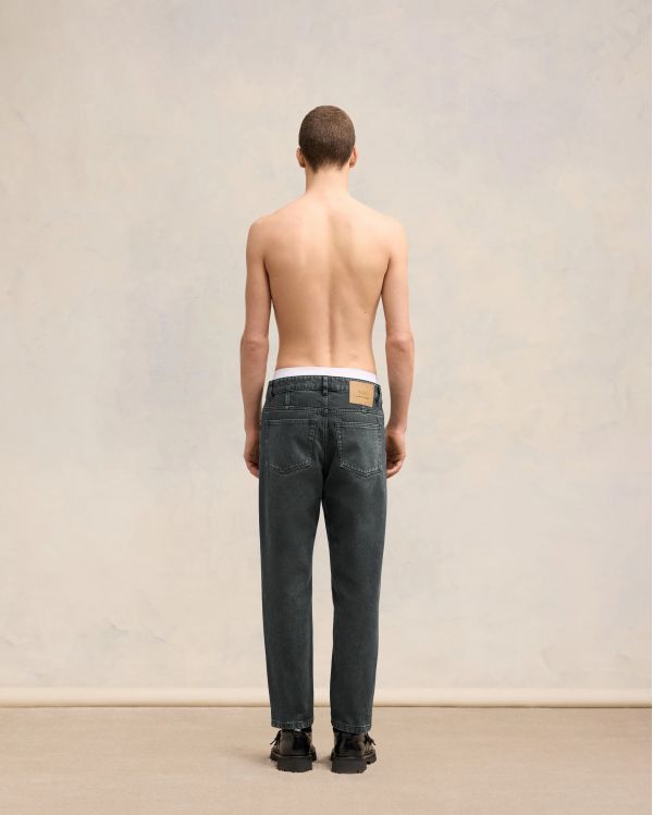 BLACK TAPERED CUT JEANS