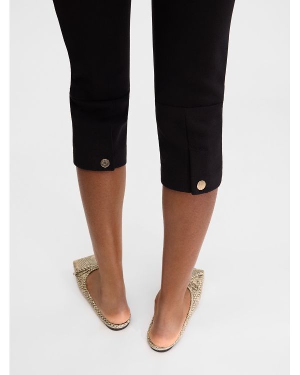 THE BLACK CAPRI PANTS