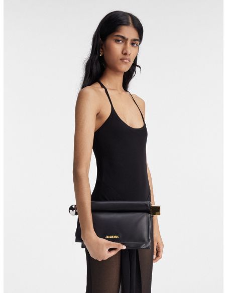 THE BLACK ROUND SQUARE POUCH