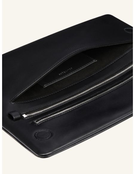CUFF POUCH IN BLACK SMOOTH LEATHER