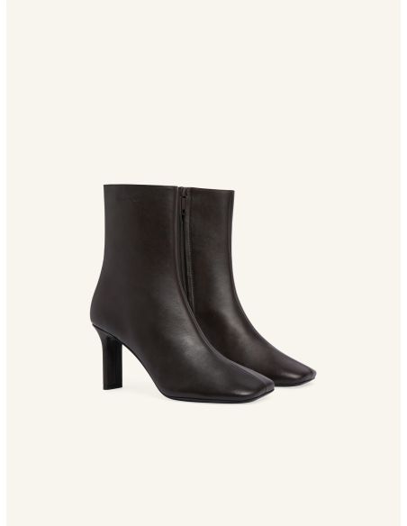 SQUARE-TOE LEATHER ANKLE BOOTS IN TAPIOCA