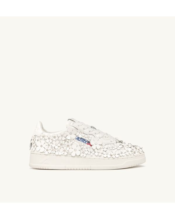 MEDALIST LOW WOM PATENT/FLOWER WHITE