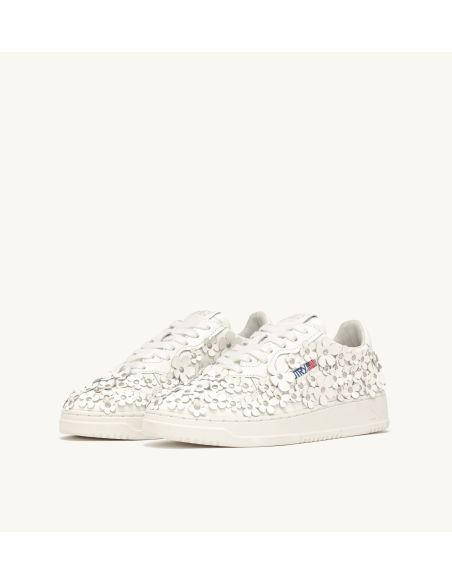 MEDALIST LOW WOM PATENT/FLOWER WHITE