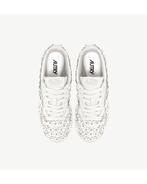 MEDALIST LOW WOM PATENT/FLOWER WHITE