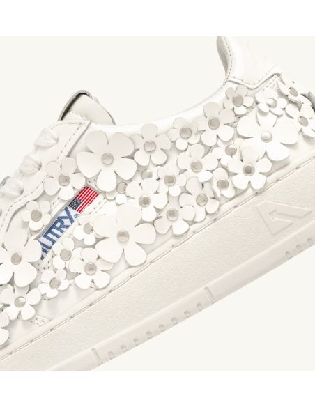 MEDALIST LOW WOM PATENT/FLOWER WHITE