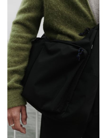 BLACK TECHNICAL MESSENGER BAG
