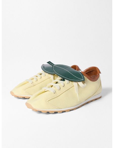 LES TENNIS JAUNE PÂLE