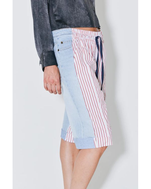 BERMUDA POL À RAYURES ROUGES DEVANT / DENIM BLEU CLAIR DERRIÈRE